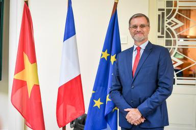 Olivier Brochet, ambassadeur de France au Vietnam en interview exclusive