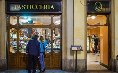 deux personnes regardent la vitrine d'une pâtisserie