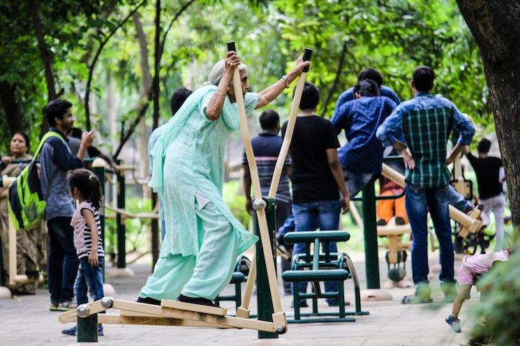 Une femme âgée faisant du sport dans un parc en Inde