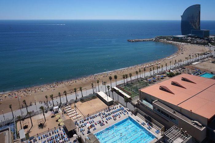 plage et piscine à barcelone