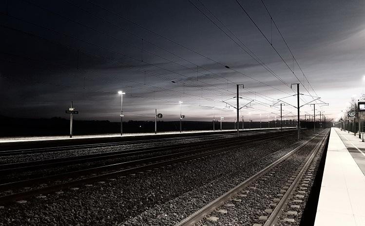 voie ferrée dans une gare déserte de nuit - christophe-maertens-unsplash