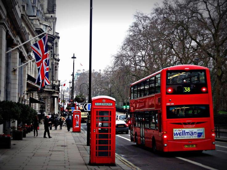 La ville de Londres avec les bus et cabine téléphonique rouge