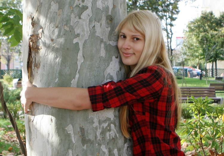 jeune fille arbre écologie