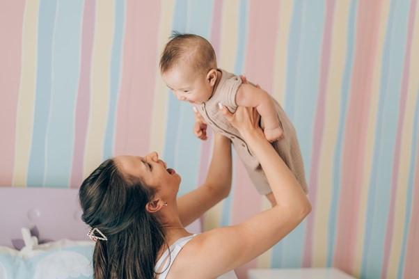 une maman tient son bébé dans les bras, à la turo park clinics barcelone