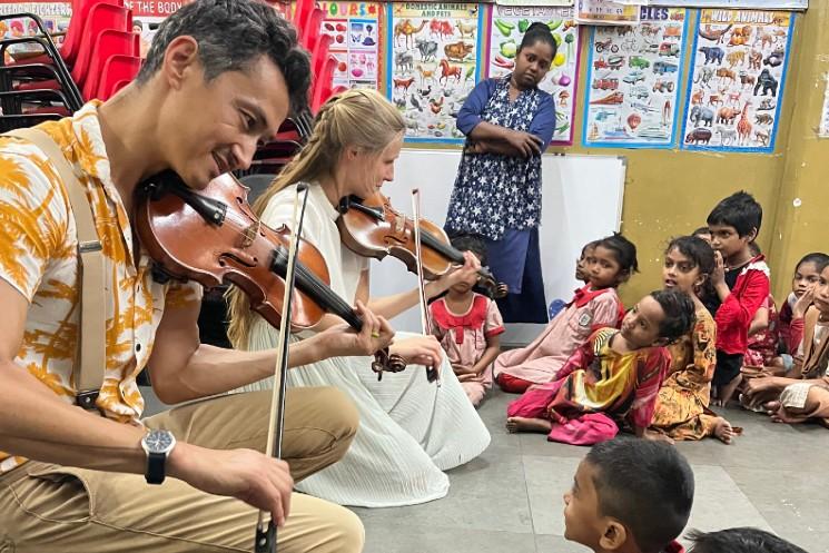 Le duo Orbit musicians en concert pour les enfants des rues de Mumbai