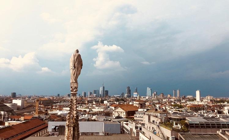 toits des édifices de Milan et ciel gris - steffen-wienberg-unsplash