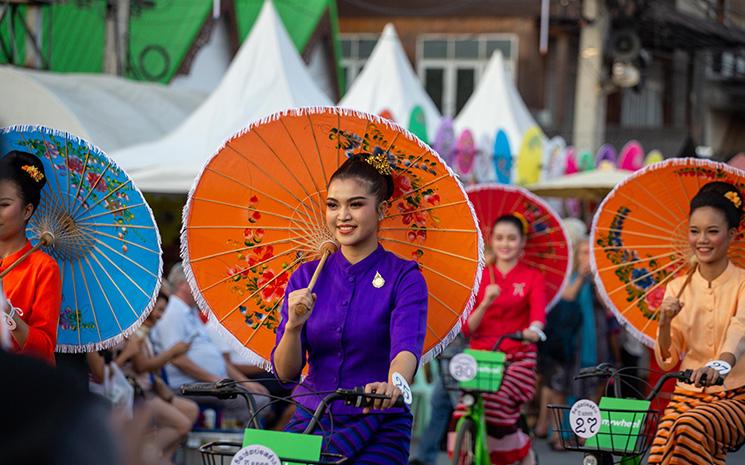 Festival-ombrelles-Chiang-Mai-defile