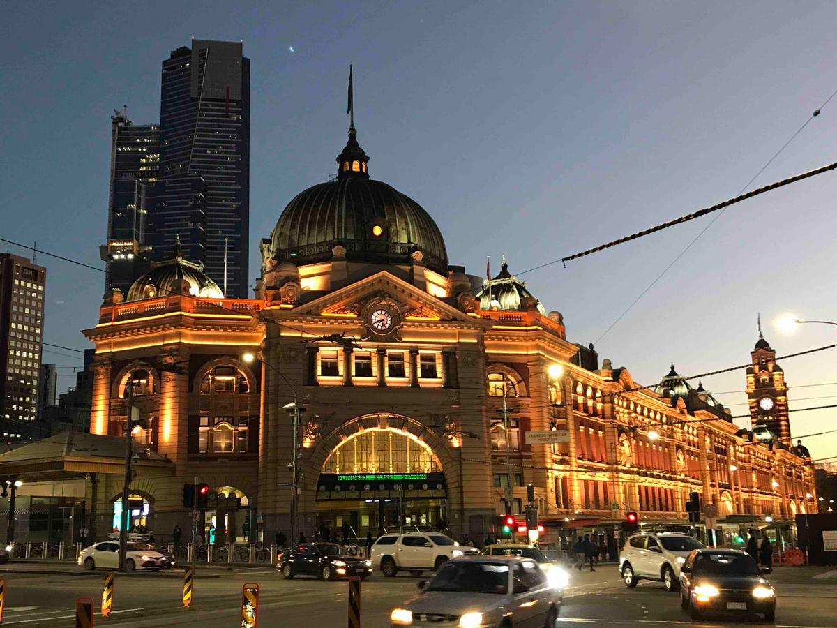 Gare de Flinders Street, inaugurée en 1909, plus ancienne gare de Melbourne et d'Australie, vue de nuit.