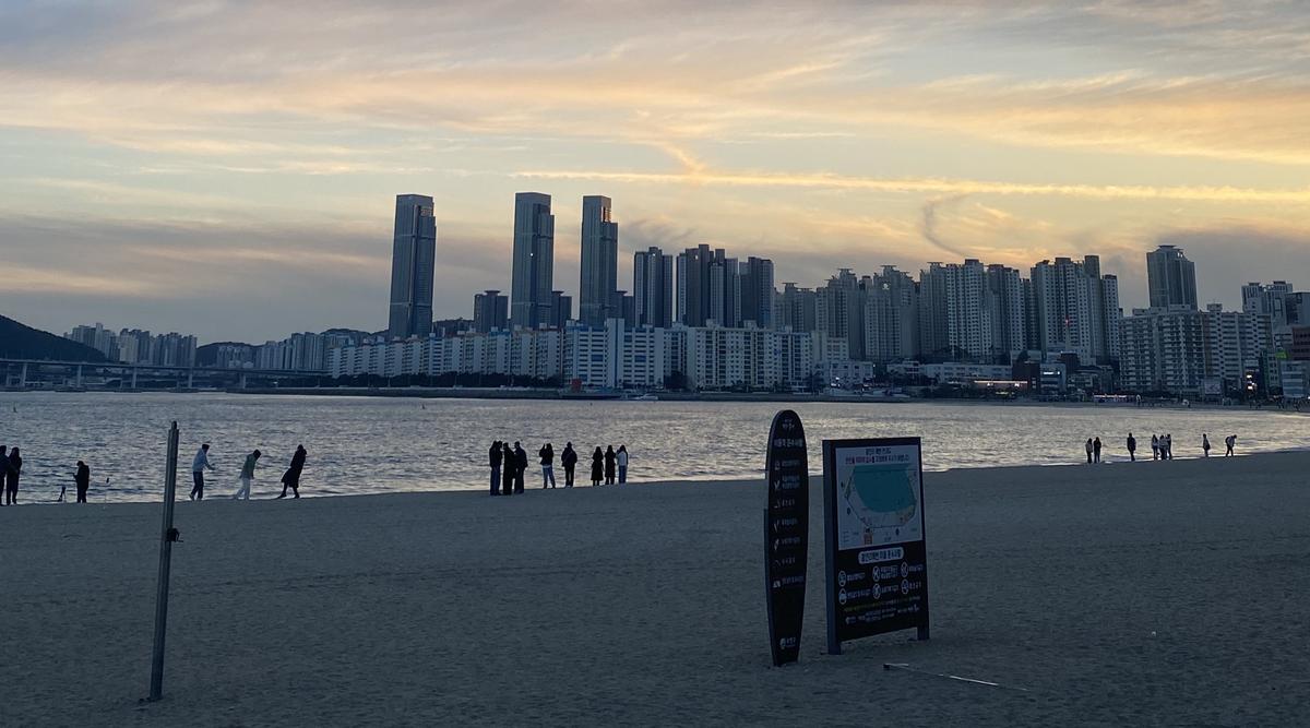 Une vue sur les buildings de Busan depuis la Gwangalli beach.