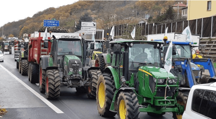 Tracteurs sur l'autoroute