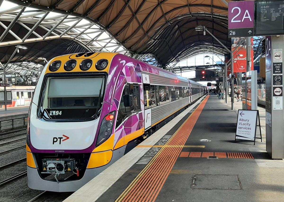 Un train VLocity, fabriqué dans l'usine Alstom de Dandenong, à destination d'Albury, en gare de Southern Cross