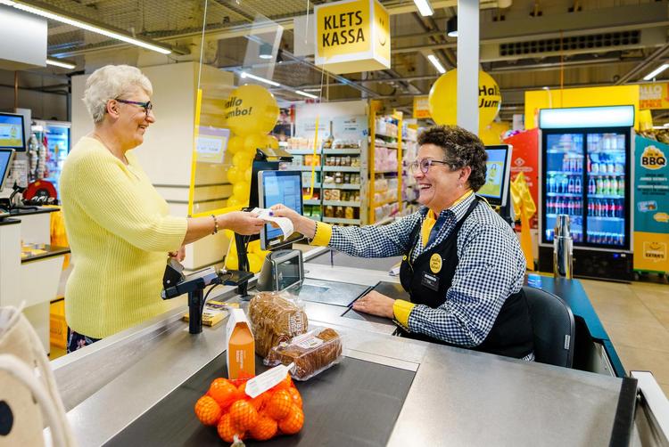 Échange entre une cliente et une employée à une « caisse à bavardage » (Photo : Jumbo)