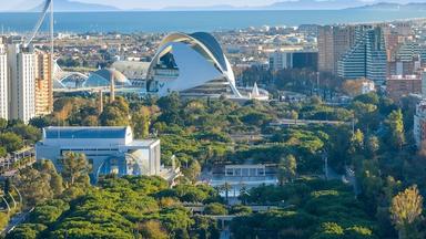 La cité des arts et des sciences au milieu d'une coulée verte à valencia capitale verte 2024