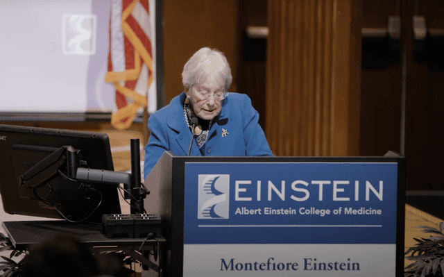 Ruth Gottesman lors de l'annonce à l'Albert Einstein College of Medicine