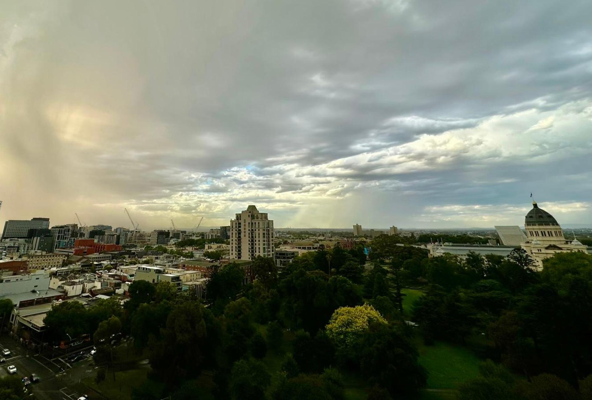 Aprés une journée aux températures avoisinant 38 degrés, de violents orages se sont abattus sur Melbourne ce jeudi 22 Fevrier 2024