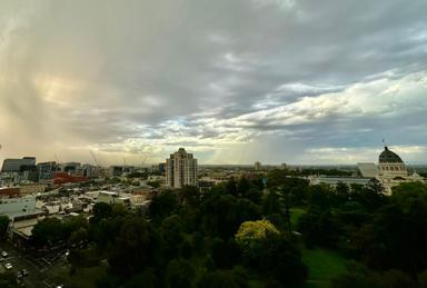 Aprés une journée aux températures avoisinant 38 degrés, de violents orages se sont abattus sur Melbourne ce jeudi 22 Fevrier 2024