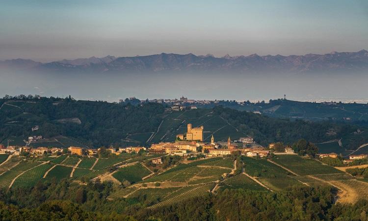 colline et village dans les langhe en Italie