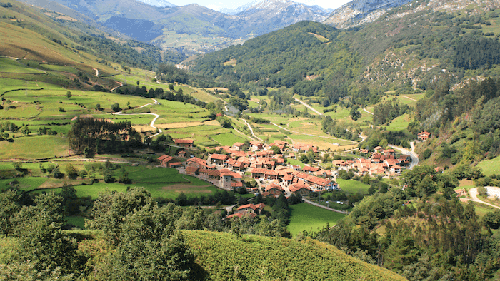 paysage rural village isolé espagne