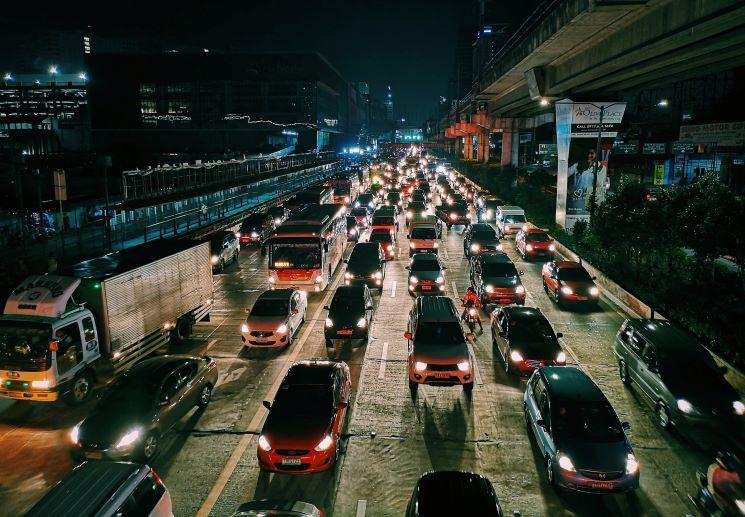 Crédit photo : Photo by Mikechie Esparagoza: https://www.pexels.com/photo/photo-of-vehicles-on-road-during-evening-1600757/