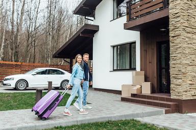 Un couple en vacances arrive dans une location en Espagne