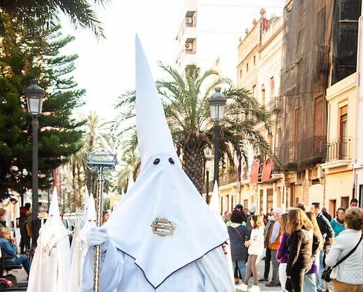 un capirote blanc lors de la semaine sainte en espagne