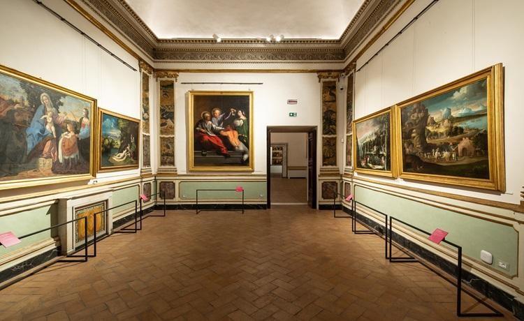 tableaux exposés dans un musée