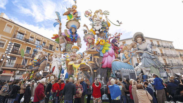 un ninot pendant les fallas à valencia en espagne