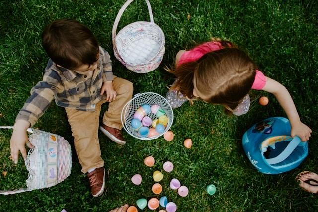 Enfants récoltant des oeufs de pâques