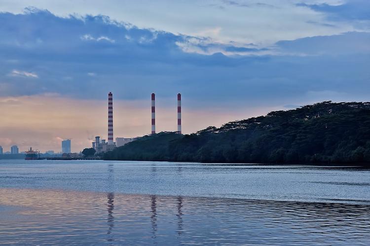 La centrale thermique de Senoko marche au gaz liquéfié.