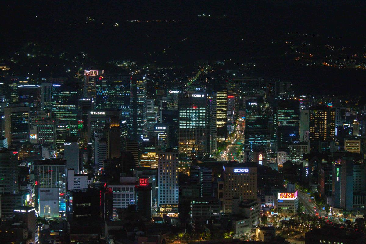 Une vue de Séoul de nuit.