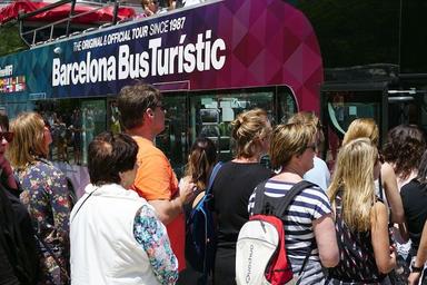 touristes dans un bus touristique à barcelone