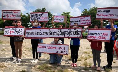 D'anciens employés de NagaWorld organisent une campagne lors de l'accord de paix de Paris à Phnom Penh, le 22 octobre 2023. (CamboJA/Uon Chhin)