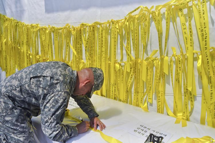 Un militaire devant les rubans rendant hommage aux victimes du naufrage du Sewol, survenu le 16 avril 2014.