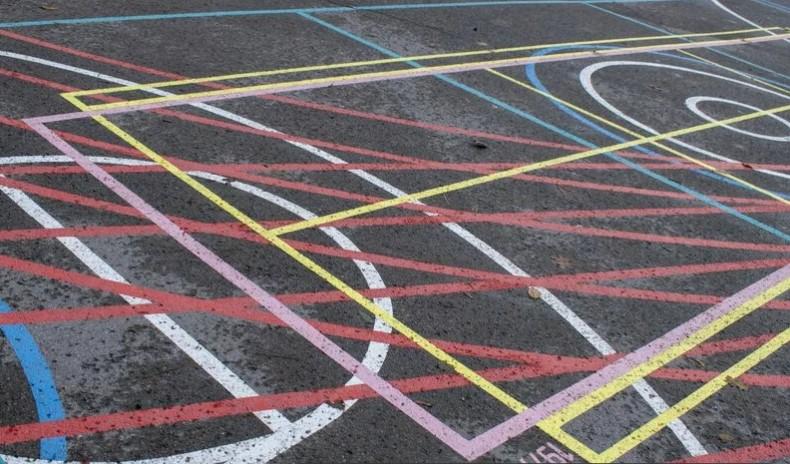 photo lignes couleur sur sol d'école