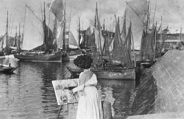 Frances+Hodgkins+sketching+at+Concarneau,+Brittany,+August+1910