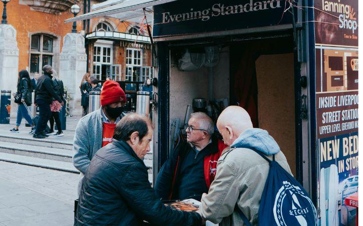 Un Kiosque vend des Tabloids à Londres