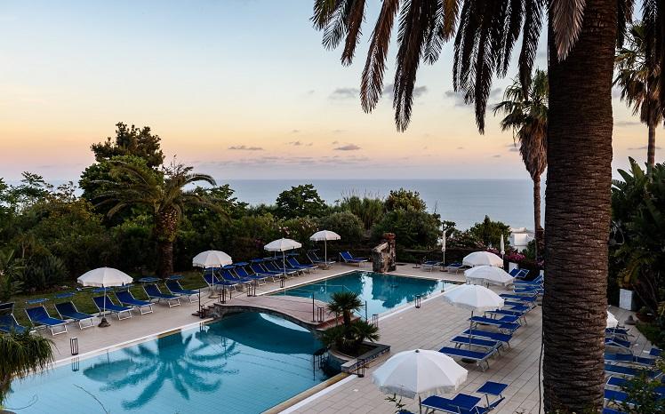 Piscine et chaises longues BnBhotels_SanNicola Ischia