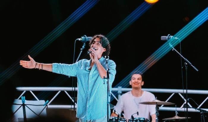 un chanteur de berklee en train de faire un concert à Valencia