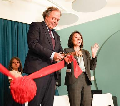 Luc Chatel, président d'Odyssey, inaugure les nouveaux locaux de LPE Singapour à Holland Village.