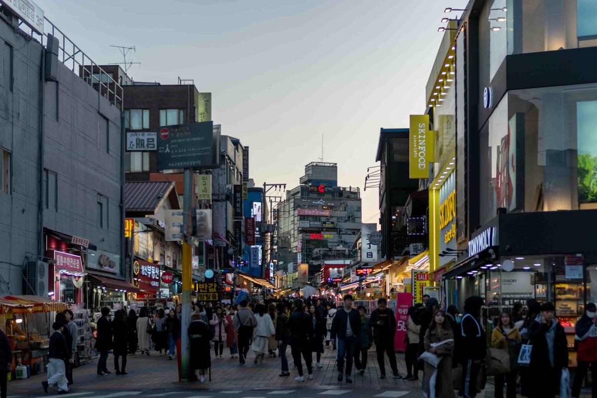 La rue principale d'Hongdae, un quartier à Séoul.