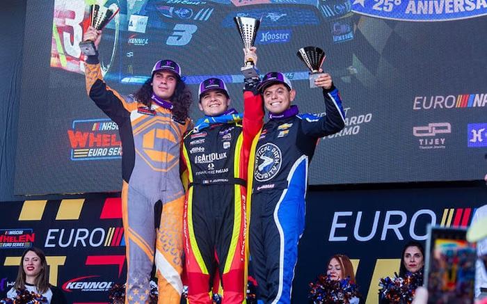 paul jouffreau avec son trophée entouré de deux pilotes à l'euronascar