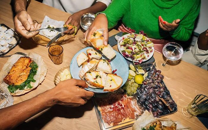 table avec des plats pour un diner timeleft à valencia