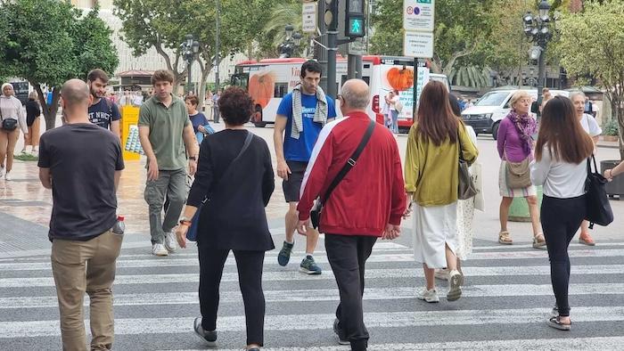 des habitants en train de traverser une rue à Valencia