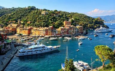 yacht blanc sur la jetée près de Portofino en Italie