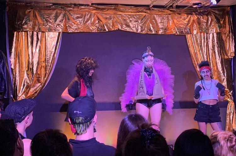 Trois artistes drag sur scène.