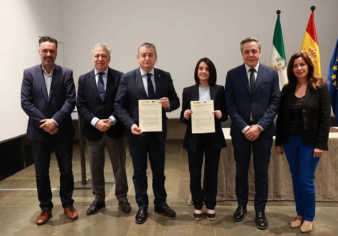 Foto de familia del acto de firma del convenio entre Junta y EOI 