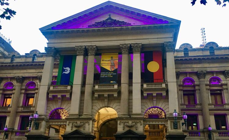 L'Hotel de Ville de Melbourne, illuminé de violet pour le National Sorry Day le 26 Mai