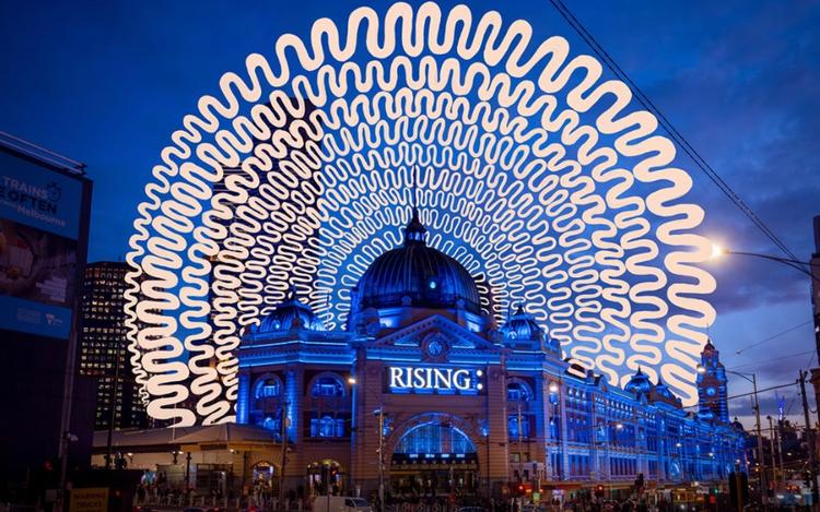 La gare de Flinders Street, à Melbourne, illuminée dans le cadre du festival RISING 2024