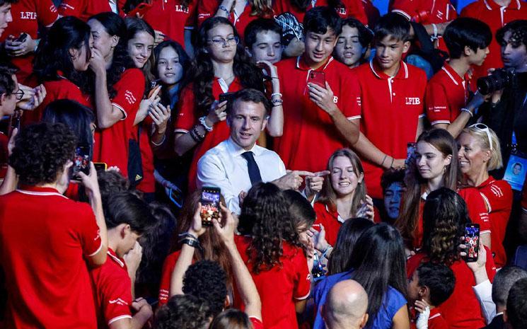 Les eleves du Lycée Français International de Bangkok en compagnie du president Emmanuel Macron