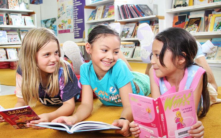 Des eleves du Lycée Français International de Bangkok dans la librairie